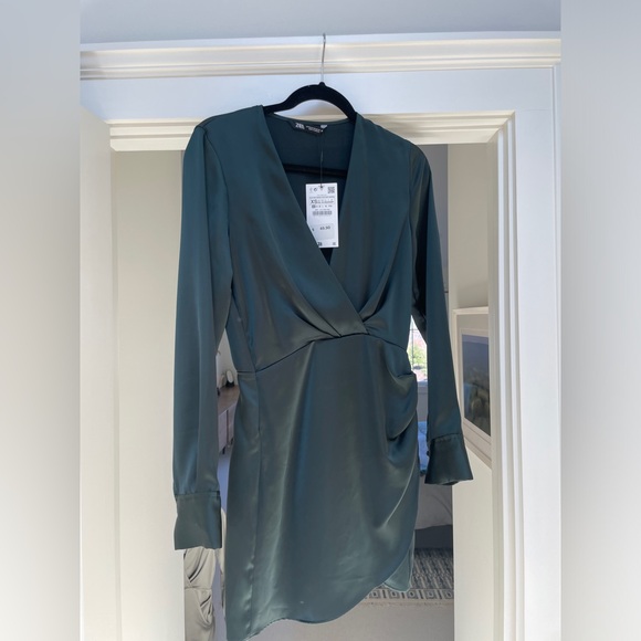 BRAND NEW W/ TAGS - WRAP FRONT SATIN EFFECT
DRESS IN DARK BOTTLE GREEN in XS - Picture 5 of 5